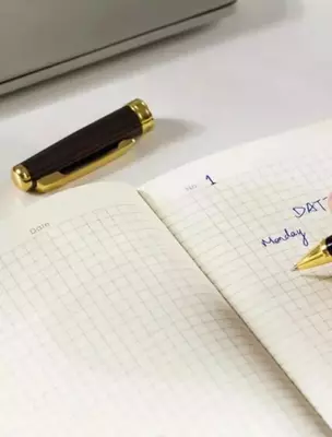 Записная книжка (клетка) "Deli" А5, 210 х 143 мм, 96 л., резинка-застежка, закладка-ляссе (Арт. - 130G-N-br) Коричневая