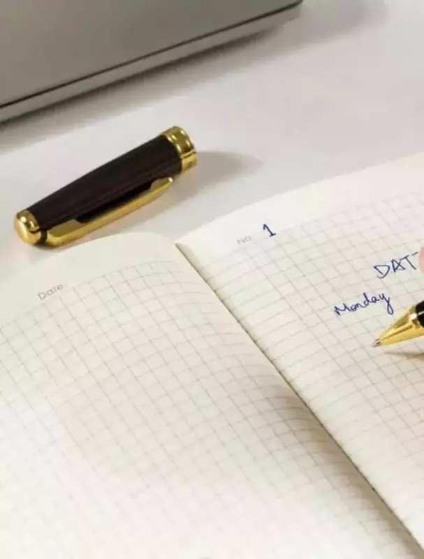 Записная книжка (клетка) "Deli" А5, 210 х 143 мм, 96 л., резинка-застежка, закладка-ляссе (Арт. - 130G-N-br) Коричневая