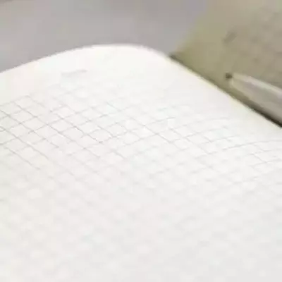 Записная книжка (клетка) "Deli" А5, 210 х 143 мм, 96 л., резинка-застежка, закладка-ляссе (Арт. - 124G-N-bl) Синяя