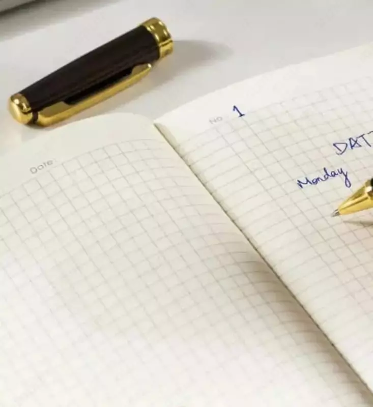 Записная книжка (клетка) "Deli" А5, 210 х 143 мм, 96 л., резинка-застежка, закладка-ляссе (Арт. - 130G-N-bl) Синяя