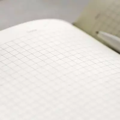 Записная книжка (клетка) "Deli" А5, 210 х 143 мм, 96 л., резинка-застежка, закладка-ляссе (Арт. - 124G-N-gr) Серая