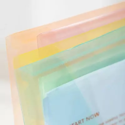 "Deli" A4 tugmasi bo'lgan plastik papka-konvert, 1 bo'lim, 331 x 237 mm, 160 mikron (Art. - 766-EF) Assortiment