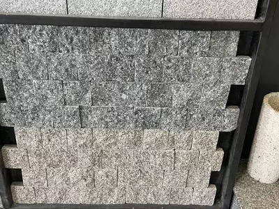 Trotuar plitkasi granit yorilgan tosh.