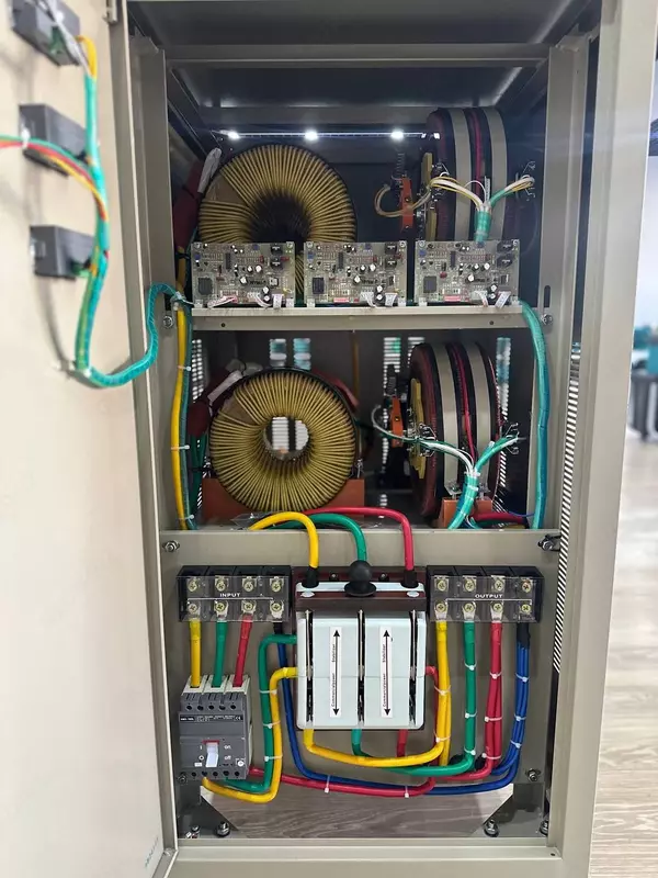 Стабилизатор напряжения трехфазный GDC-D300000VA (300kVa)