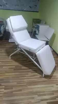 Медицинское кресло с подголовником (белое)