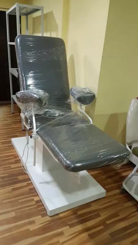 Медицинское кресло с подлокотником (серое)