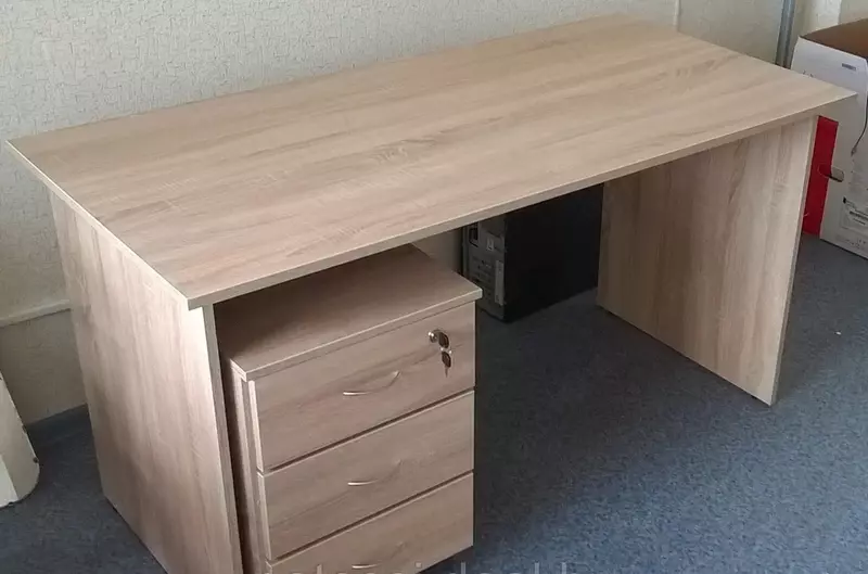 Письменный стол с подкатной тумбой из ЛДСП