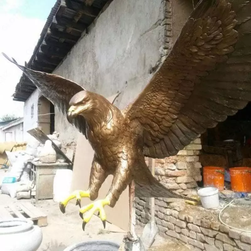 скульптура ов қилаётган Бургут композицияси