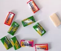 Ikki rangli kvadrat shaklidagi saqich ishlab chiqarish liniyasi