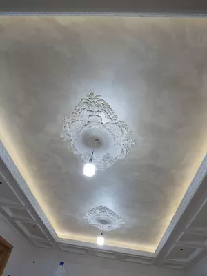 Ottocento (qum) Venetsiyalik badiiy-beton teksturali devor va shipni bo'yash