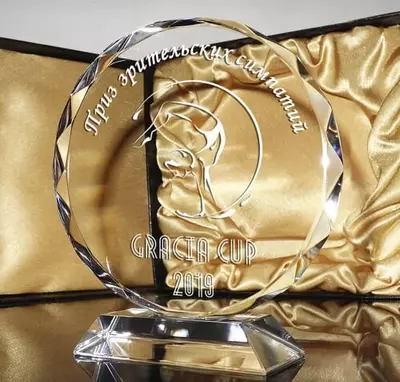 Награды из стекла с логотипом - 450 000 сум / шт.