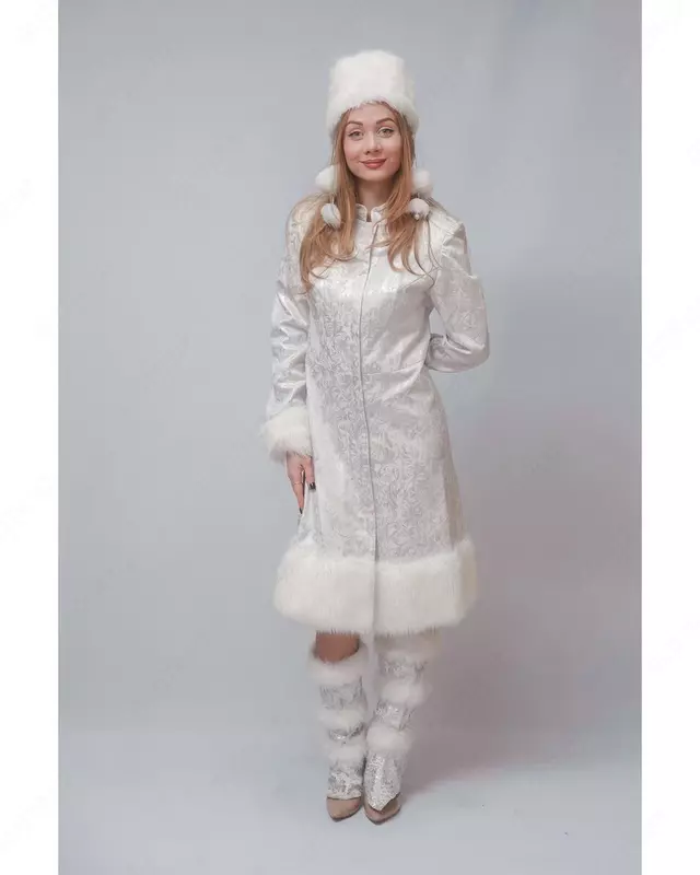 Kumush naqshlar bilan bezatilgan palto liboslari va oq mo'ynali mo'ynali