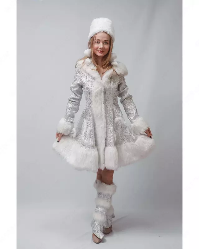 Kumush naqshlar bilan bezatilgan palto liboslari va oq mo'ynali mo'ynali