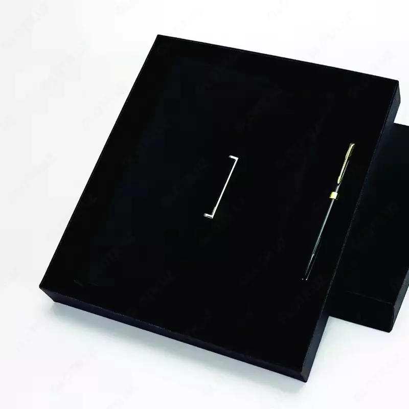 Sovga biznesi qutida  kundalikda  qalamda  logotipli