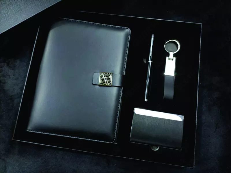 Qutidagi sovga biznesi: kundalik  ruchka  brelok  vizit karta egasi  logotipli