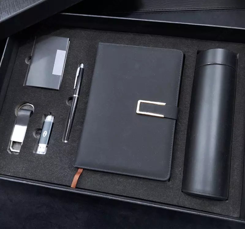 Qutidagi sovga biznesi: kundalik  ruchka  brelok  vizit karta egasi  logotipli