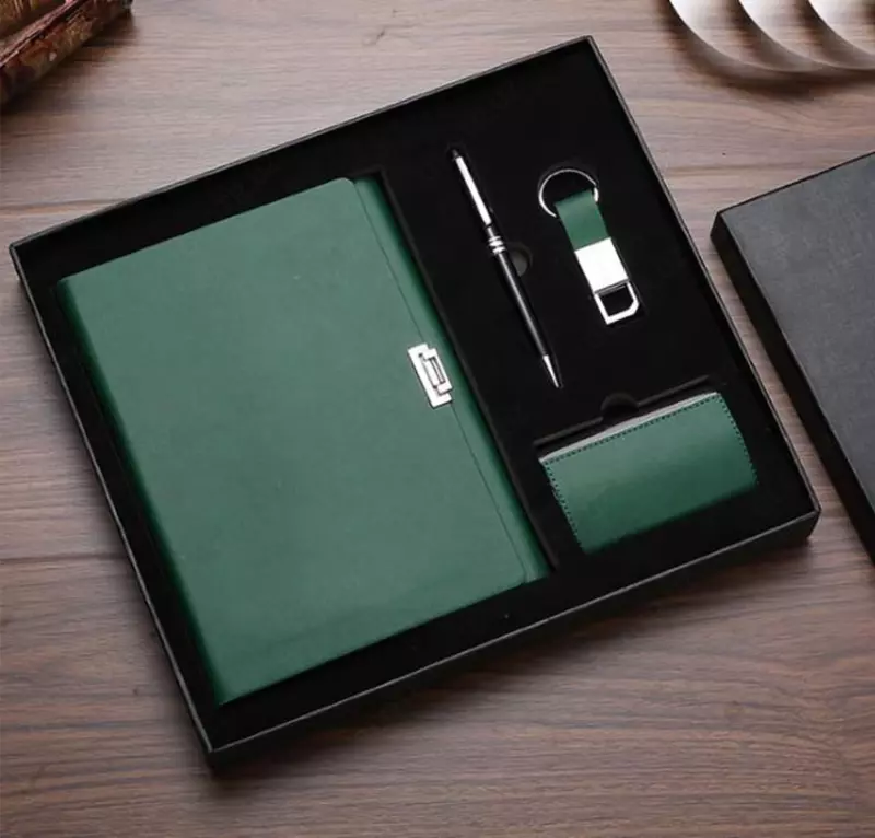 Qutidagi sovga biznesi: kundalik  ruchka  brelok  vizit karta egasi  logotipli