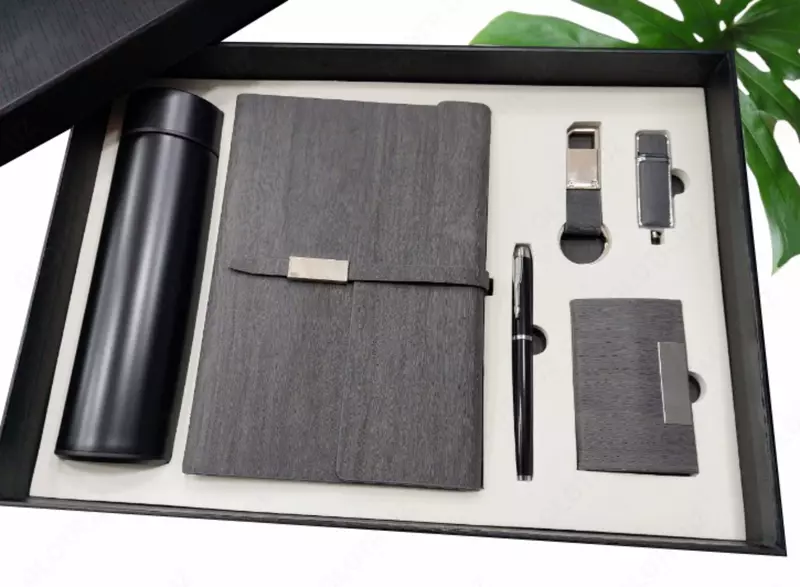 Qutidagi sovga biznesi: kundalik  ruchka  brelok  vizit karta egasi  logotipli