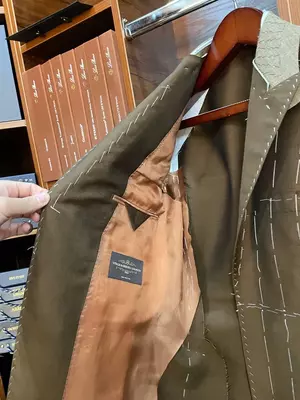 Цена по запросу Пошив классического костюма-тройки