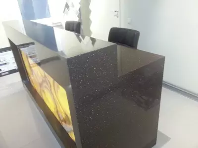 Kvarts toshdan resepshn va ma'muriy javonlar art 2