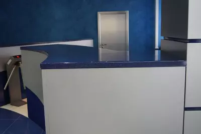 Kvarts toshdan resepshn va ma'muriy javonlar art 11