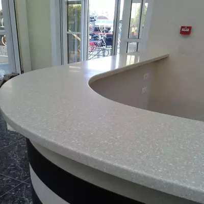 Kvarts toshdan resepshn va ma'muriy javonlar art 16