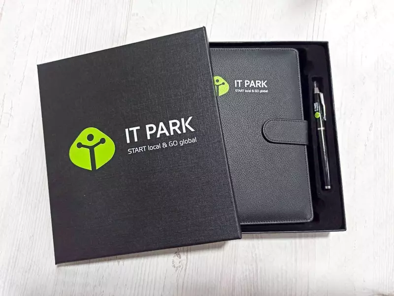 Изготовление брендированных коробок для бизнес набора