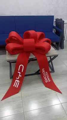 Большой бантик для машины – эффектное украшение для особых событий