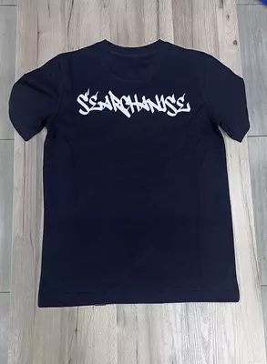 Тёмная футболка – универсальный выбор на каждый день