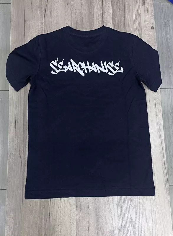 Тёмная футболка – универсальный выбор на каждый день