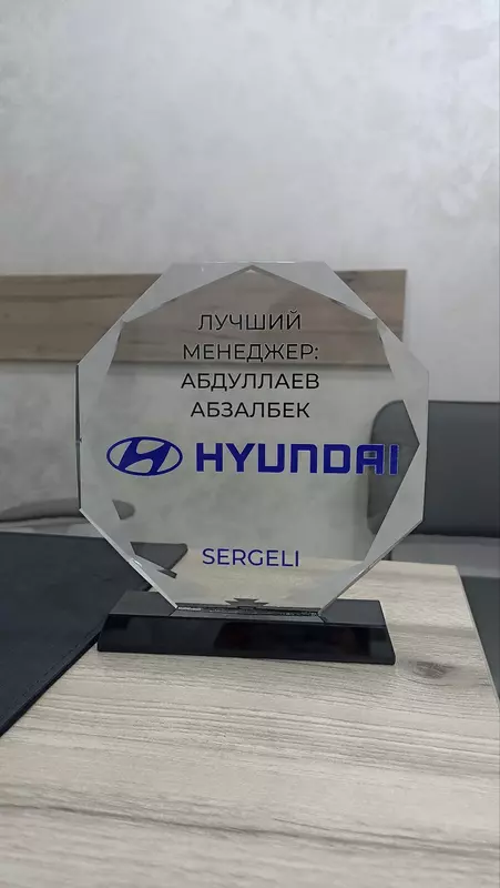 Стеклянная статуэтка – изысканный элемент декора - по запросу