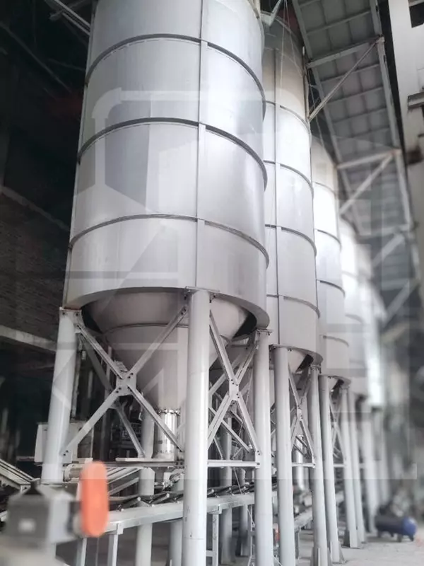 баки для воды и емкости для очищенной воды. Изготовлены из нержавеющей стали.