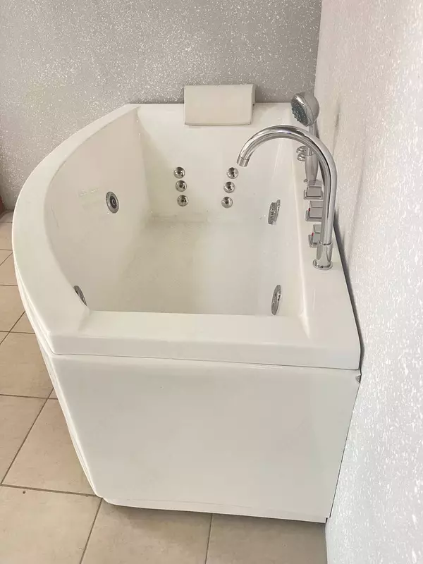 Гидромассажная ванна с дополнительными комплектующими D-010 (170*100*60)