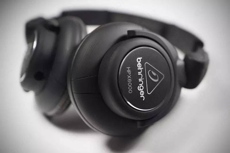 Профессиональные проводные наушники BEHRINGER HPX6000
