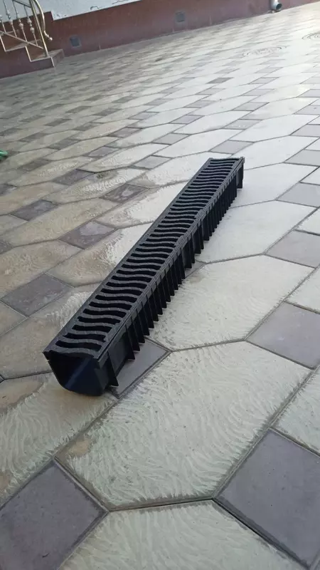 Лоток брусчатка ва кафел поллар ва топпинг пол учун арик ва решотка. Трап