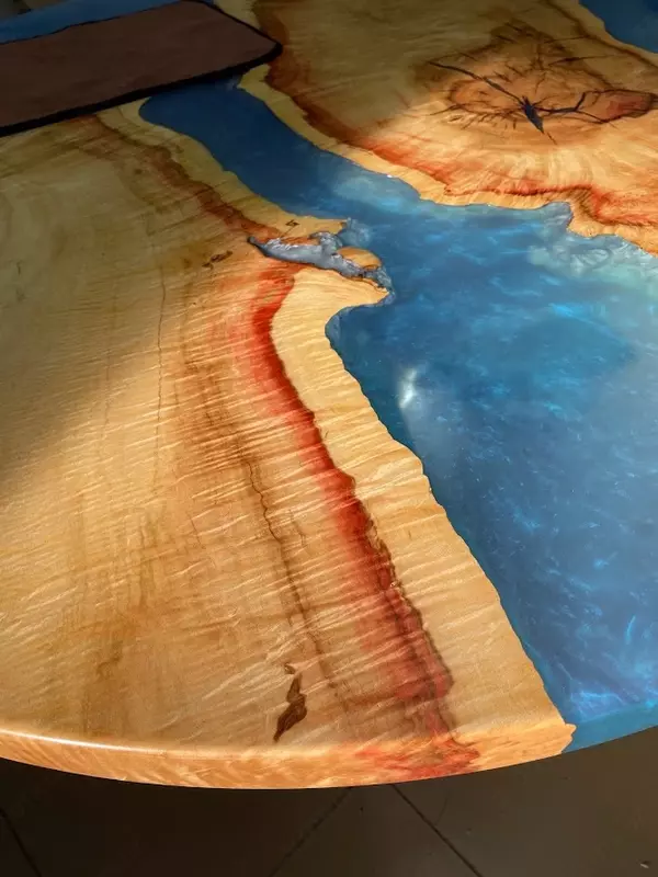 Производство изделий из массива дерева и эпоксидной смолы Столешницы