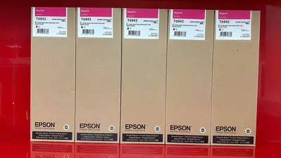 SureColor T серияли кенг форматли принтерлар учун Epson UltraChrome XD пигментли сиёҳлари асосидаги  тўқ қизил (magenta) рангли  сиғими 700 мл бўлган Epson T6943 (C13T694300)