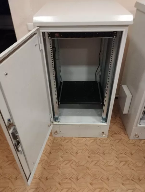 Sovutgichli server shkafi