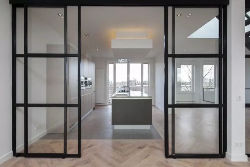 Oynali suriladigan eshiklar Oynali to‘siqlar Loft eshiklar Chakana savdo