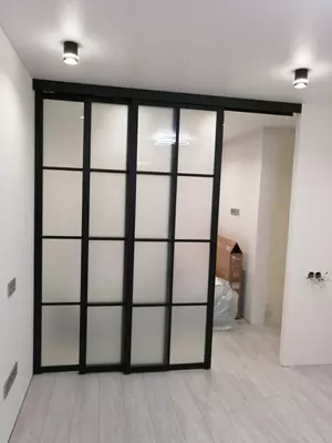 Surilma oynali eshiklar interer va ekstererdagi nafislik. Chakana savdo