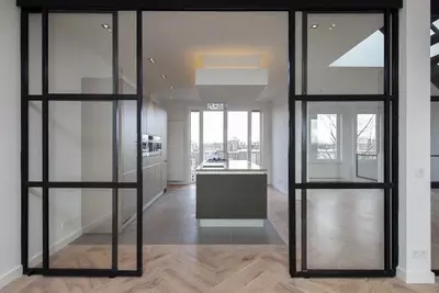 Uy ichidagi xonalarni ajratishda suriladigan eshiklar foydali bo‘ladi.