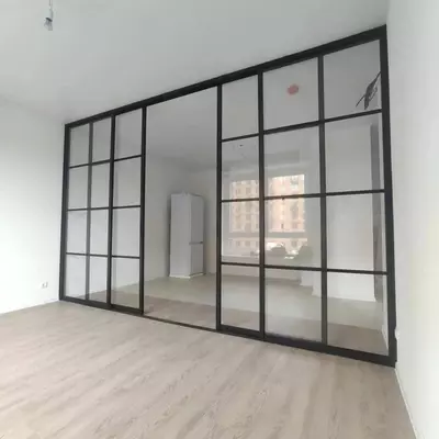 Uy ichidagi xonalarni ajratishda suriladigan eshiklar foydali bo‘ladi. Chakana savdo