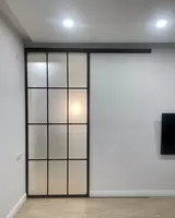 Раздвижные двери пригодятся при разделении комнат внутри дома. Imzo Rohat