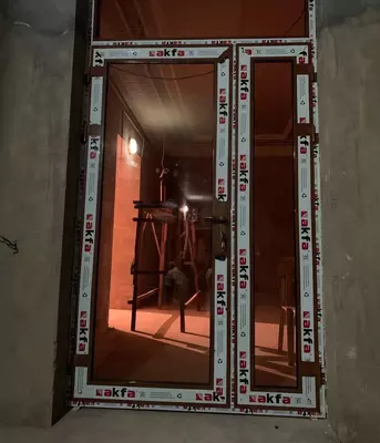 Alyuminiy eshiklar Plastik oynalar Ishlab chiqaruvchidan