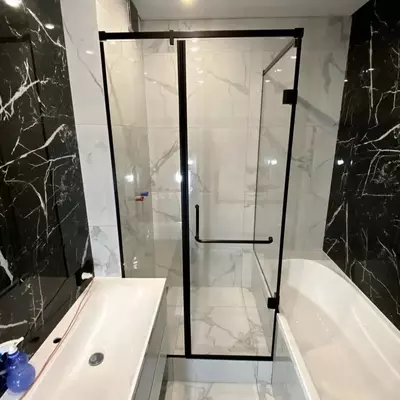 Душевые кабины. Душ кабинка. Душ. Угловые душ кабины. Душевые перегородки