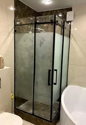 Душевые кабины. Душ кабинка. Душ. Угловые душ кабины. Душевые перегородки