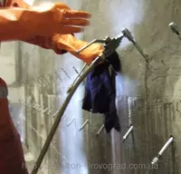 образует плотную