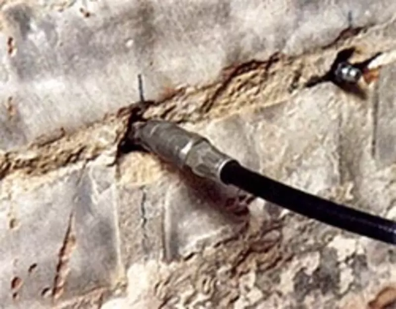 ПенеПурФом (PenePurFoam) Двухкомпонентная гидроактивная инъекционная полиуретановая смола низкой вязкости. При контакте с водой быстро вспенивается