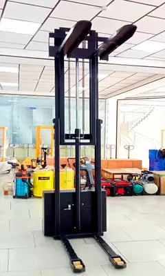 Akkumulyatorli o'ziyurar staker (qo'lda mashina, ROKHLYA) 1000 kg 300 sm Akkumulyatorli o