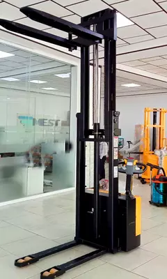 Akkumulyatorli o'ziyurar staker (qo'lda mashina, ROKHLYA) 1000 kg 300 sm Akkumulyatorli o